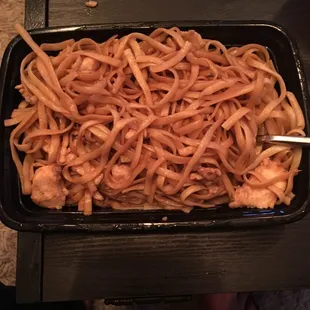 Chicken "Lo Mein" aka fettucinne noodles with grilled chicken.  This is not what we ordered and this definitely did not get stir fried.