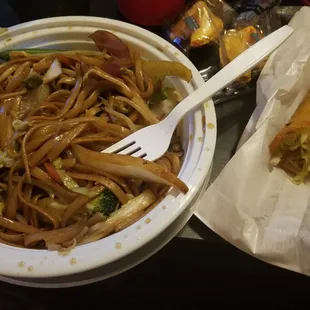 Vegetable lo Mein &amp; vegetable egg roll