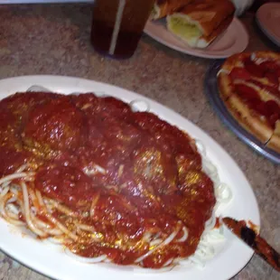 a plate of spaghetti and meatballs