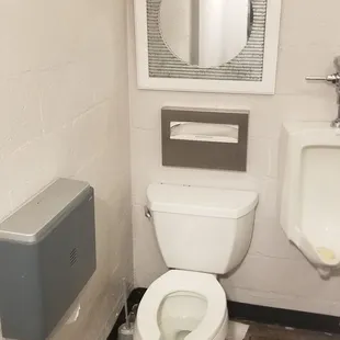 Men&apos;s restroom