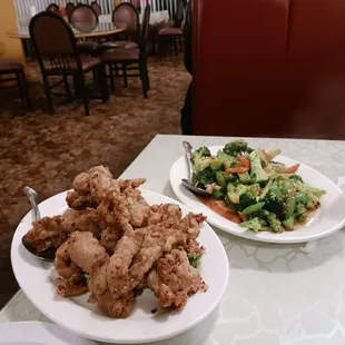I ordered black and pepper  chicken and broccoli with spicy garlic sauce!  It was very tasty and they give you a lot for your !