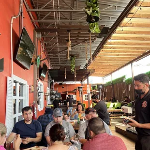 Comiendo afuera, en el patio y rico con música en vivo