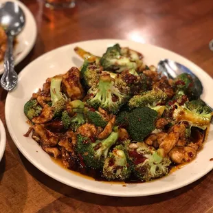 a plate of broccoli and chicken