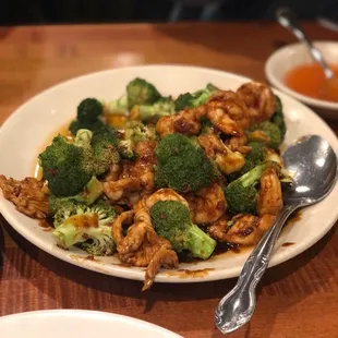 a plate of broccoli and chicken