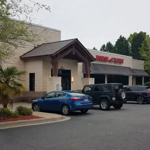 Ample parking, no wait on a Sunday night