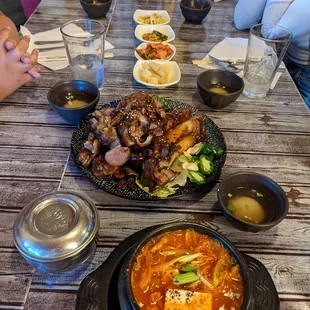 Jokbal &amp; kimchi soup with banchan