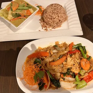 Pad Kee Mao Noodle and Tofu Green Curry