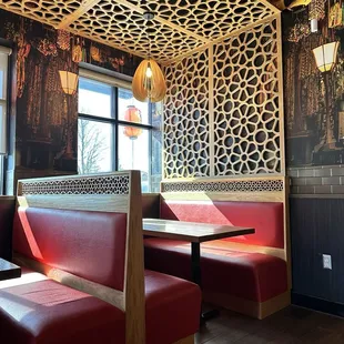 Love the furnishings of this restaurant especially the lattice fencing added a very nice touch to the booth areas