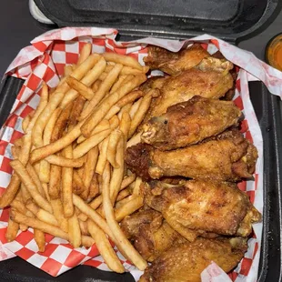 Traditional wings with lemon pepper and fries