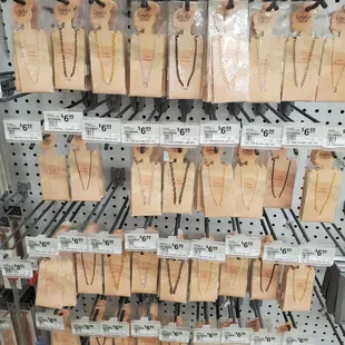 More chains in different styles and finishes. 36 inches/ 1 yard.