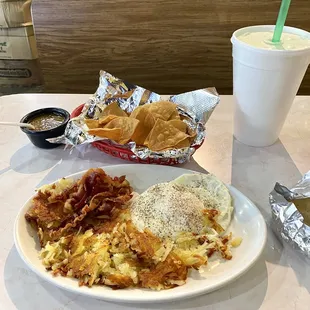 a plate of breakfast food