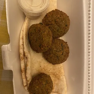 Falafel platter with pita and sauce