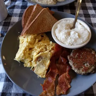 a plate of breakfast food
