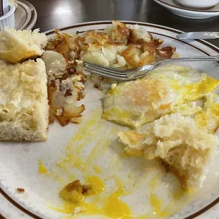 Eggs, biscuit and hash browns. So delicious.