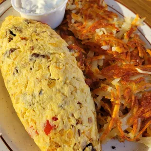 an omelet and hash browns