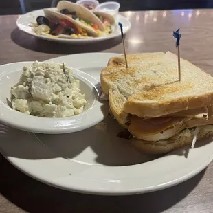 Howell's Restaurant & Lounge