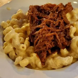 Pulled pork on top of Mac n chees4