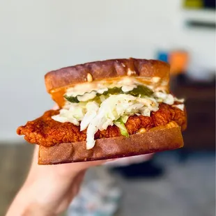 Luis Style Sando, Hot