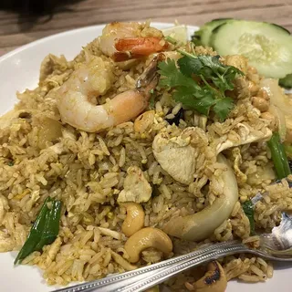 Pineapple Fried Rice (Chicken and Shrimp)