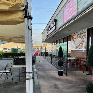 Nobody sat outside , comeon man lol  gruesome lifted all restrictions already!