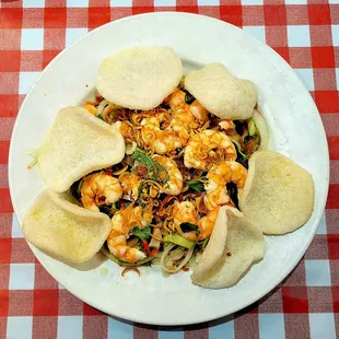 Gỏi Sứa Tôm Thịt had jellyfish, white radish, onion, cilantro, carrots, roast pork, shrimp, shrimp chips, cucumbers, and fried onions
