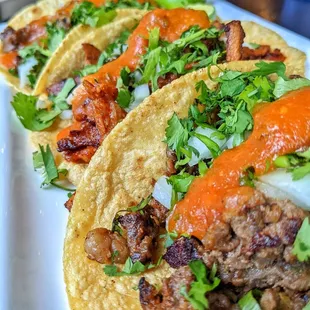 Tacos de asada con salsa