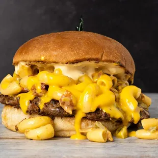 a cheeseburger with macaroni and cheese