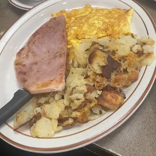 a plate of breakfast food