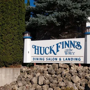 Welcome to Huck Finn's on the water