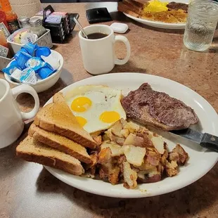 a plate of breakfast food