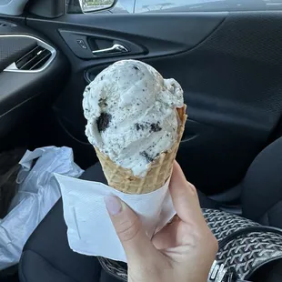 Small cone with cookies &amp; cream