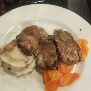 Short rib with au jus, mashed potatoes and carrots