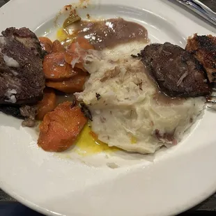 Short ribs with mashed potatoes and carrots