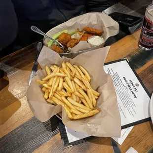 Boneless Wings w/ Fries