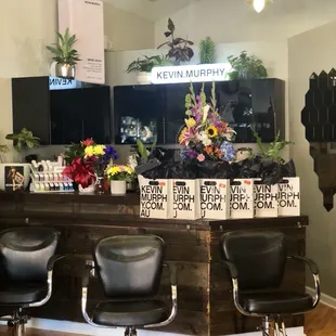 the color bar where you can sit and enjoy a magazine or a beverage while your color processes