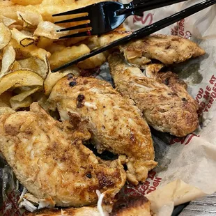 Grilled chicken close up &amp; kettle chips