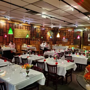 a restaurant with white tablecloths and white tablecloths