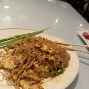 Pad Thai lunch portion with chicken