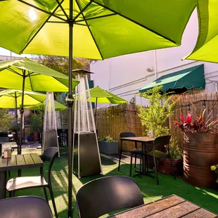 Outdoor dining at Hugo's West Hollywood