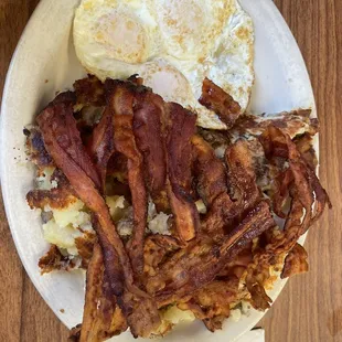 Egg and bacon breakfast with the German fried potatoes