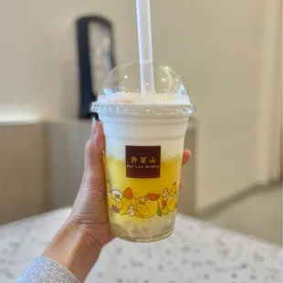 ig: @whatsviveating  |  mango &amp; coconut juice with crystal jelly