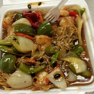 Shrimp with black bean sauce and cake noodle.