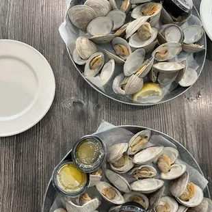 We ordered a total of 5 dozen clams steamed !!