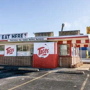 a restaurant with a sign that says river eat here