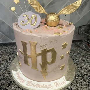 This is my friend&apos;s 30th birthday cake and she loves Harry Potter!