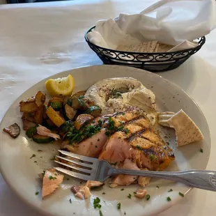 Grilled salmon with hummus and veggies