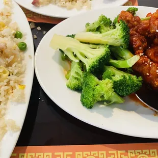 a plate of chicken and broccoli
