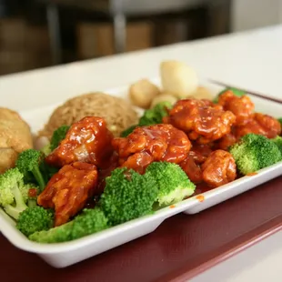 a plate of chicken and broccoli