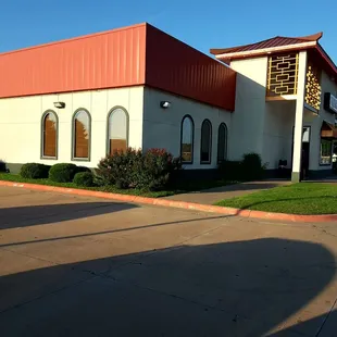 Sideview photo of Hunan Chinese Restaurant coming from parking lot.