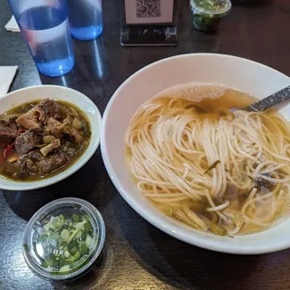 老坛酸菜牛腩米粉Rice Noodles with Pickled Cabbage & Beef Brisket